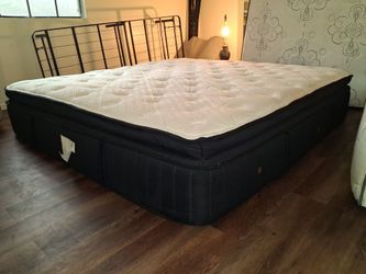 Nice Comfortable Quality Super Thick King Sterns and Foster Pillow Top Mattress (no box spring)
