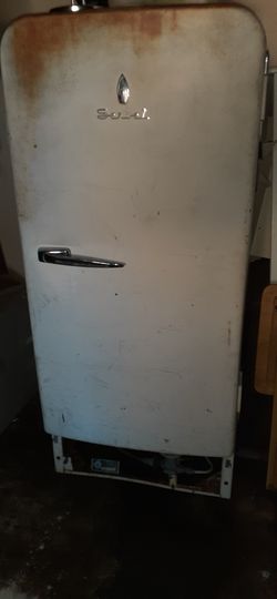 1940 refrigerator it's not working it's a Seville old school refrigerator that needs work