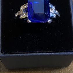 Gorgeous Ring Marked 925 SS Faceted Gem Appears To Be Blue Sapphire 