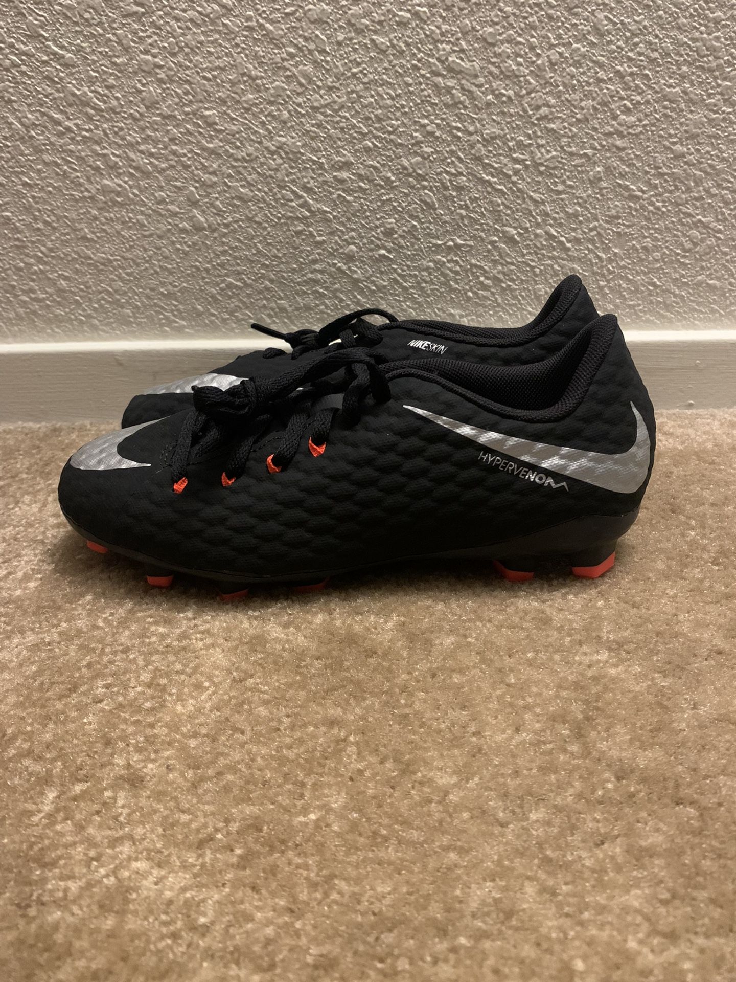 Nike JR Hypervenom Phelon III FG Size 5y Soccer Cleats