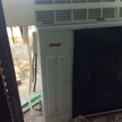 Air conditioner/ don’t keep suffering in the heat , time to cool your rooms