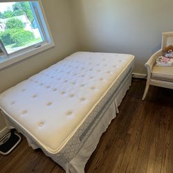 Full Size Bed, Boxspring & Metal Frame