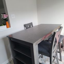 Modern Dining Table & Chair Set (Seats 4) – Excellent Condition