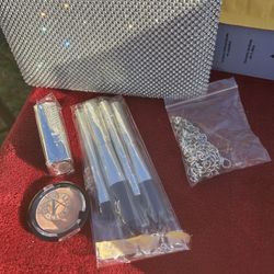 Bolsa De Macys Con Brochas, Lipstick Y Brush. Muy Bonita Excelente Para Un Buen Regalo.