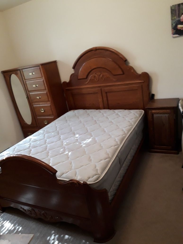 Oak! Bedroom set of 4 including New mattress good condition