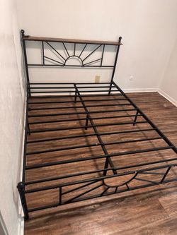 Queen bedframe
