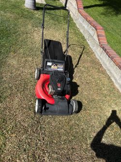Yardmachine 21” self propelled lawn mower with Briggs n Stratton 550 140cc engine.