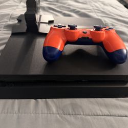 PS4 Slim, Charging Station And controller Included