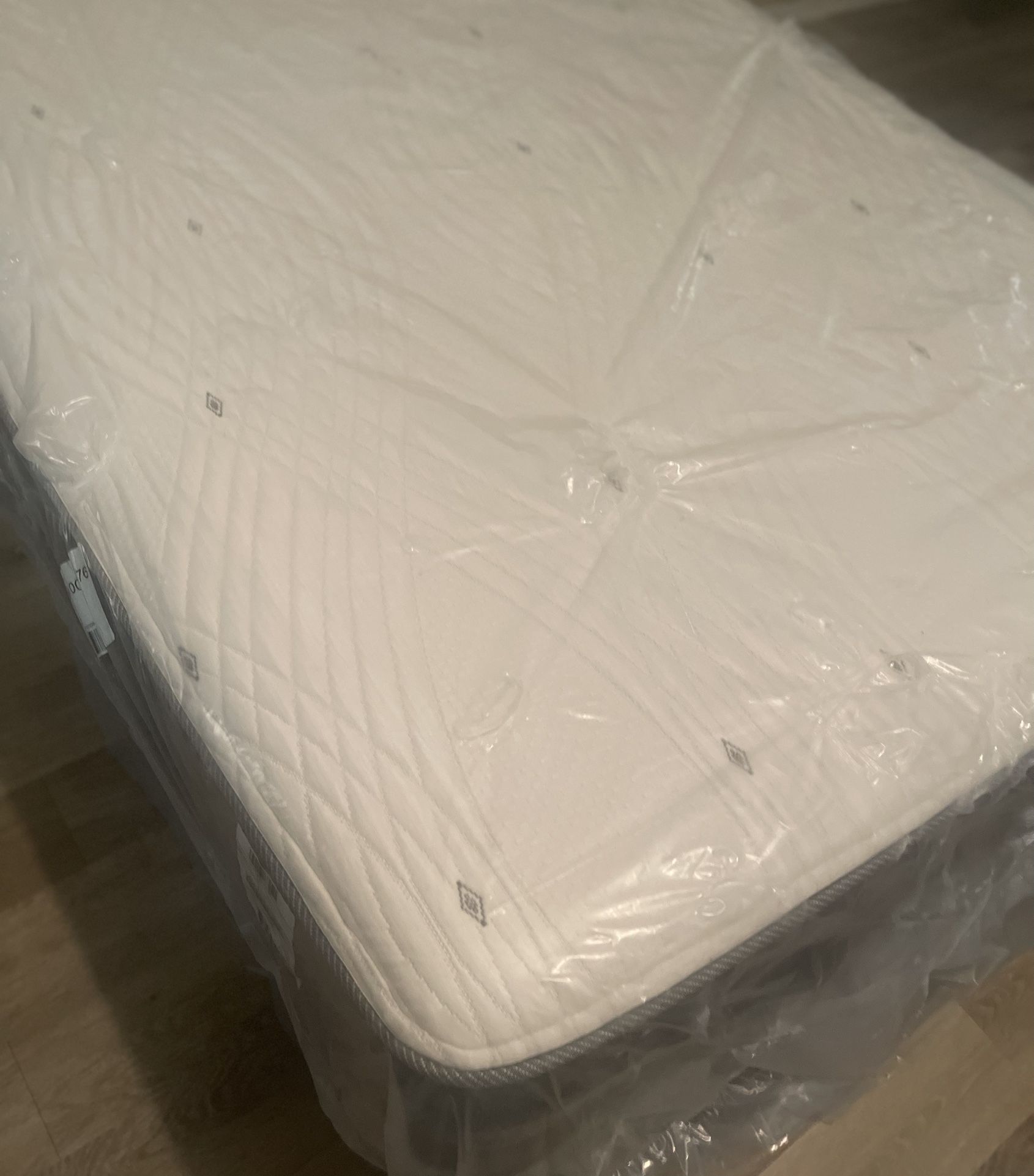 Queen Beautyrest Black Mattress Set 