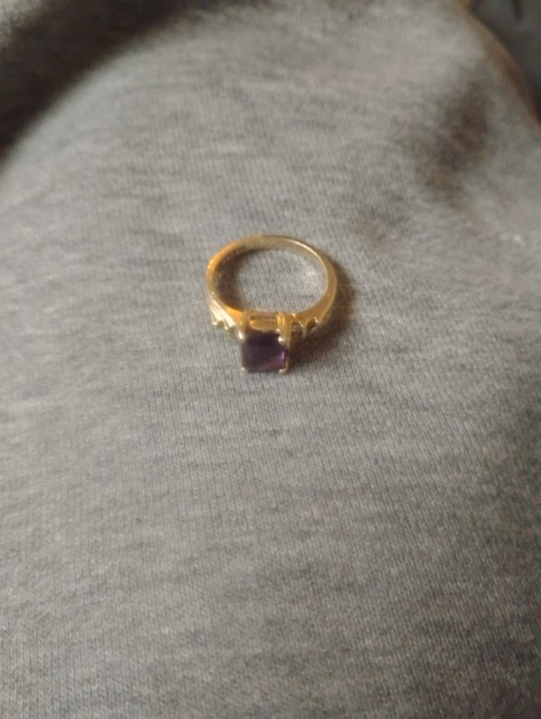 14k Gold 2.5 Karat Amethyst Ring Size 5.5