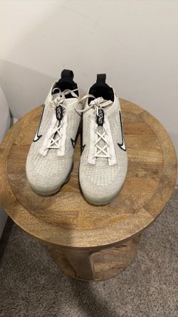 Women vapormax Size 8