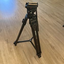 Tripod - like new magnus vt 4000