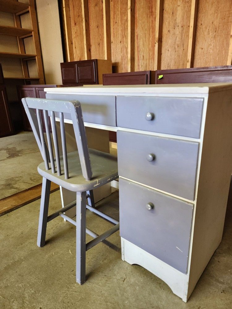 Kids Desk With Chair