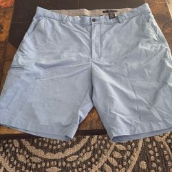 Men’s Greg Norman, Golf Shorts Size 40 Excellent Condition