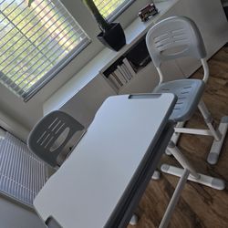 Vivo Kids Desk + 2 Chairs 