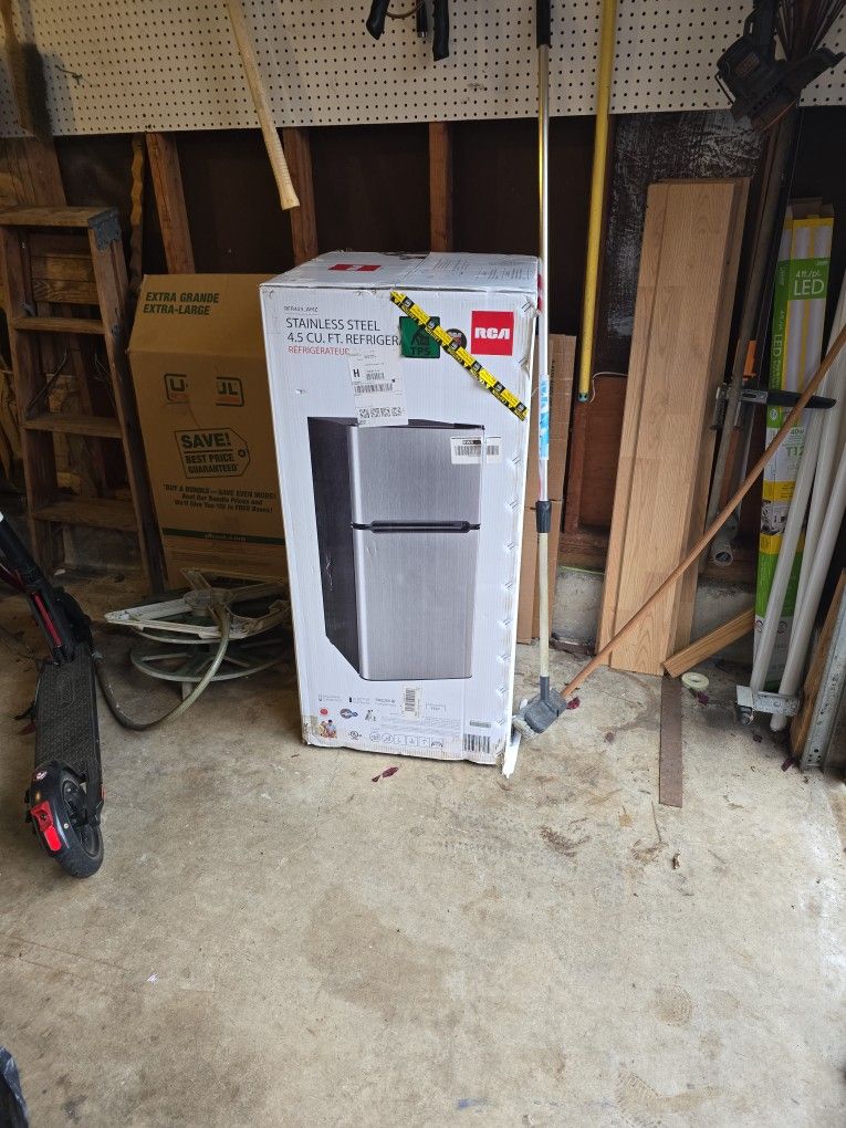 Refrigerator Stainless Steel 4.5 Cu.ft RCA