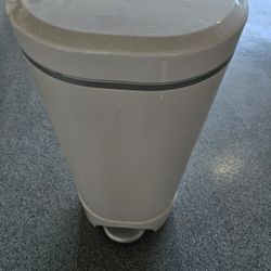Munchkin Step Diaper Pail
