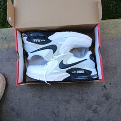 10.5 White Black Airmax