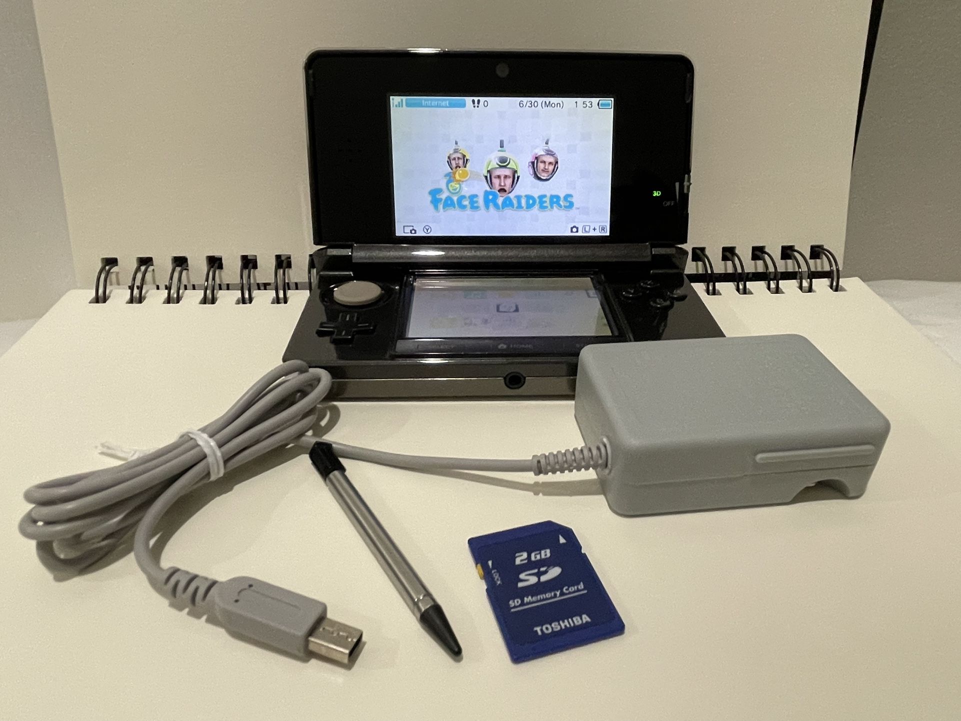 Nintendo 3DS – Cosmo Black - Charger & Stylus – Tested – Good Condition - Toshiba SD 2 GB Card