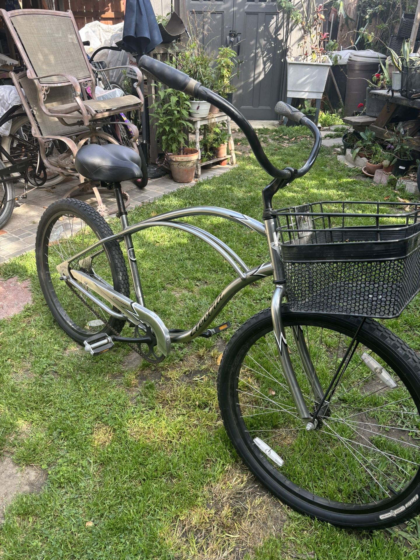 ELECTRA CRUISER METALLIC COLOR Nice Electra Basket 26” Wheels Ready to Ride. See my other bikes. Thanks