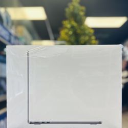 MacBook Air 13 Inch M2 Chip (Brand New)