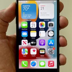 Apple iPhone 7 128GB + Apple Battery Case!