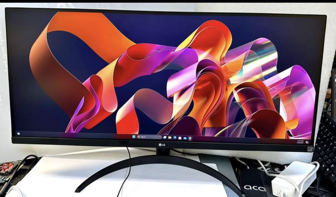 LG 34UM60 34” UltraWide Monitor 🔸 Screen Size: 34” UltraWide (21:9) 🔸 Resolution: 2560 x 1080 Full HD 🔸 Panel Type: IPS – Vibrant colors & wide vi