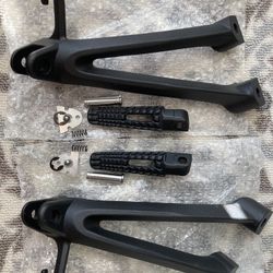 Krator (Rear) Foot Rests Assembly Kit Compatible with Suzuki GSX-R 600/-2010 Frame Fitting Stay Frame Fitting Stay Footrests Step Bracket Asse