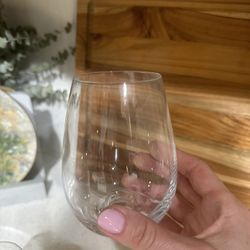 Set of 4 Elegant Wine Glasses – Like New
