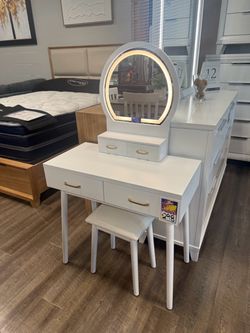 Vanity set with stool and LED light! NEW