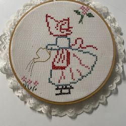 Vintage Sun Bonnet Sue Needlepoint Wall Hanger With Lace Edge 10”