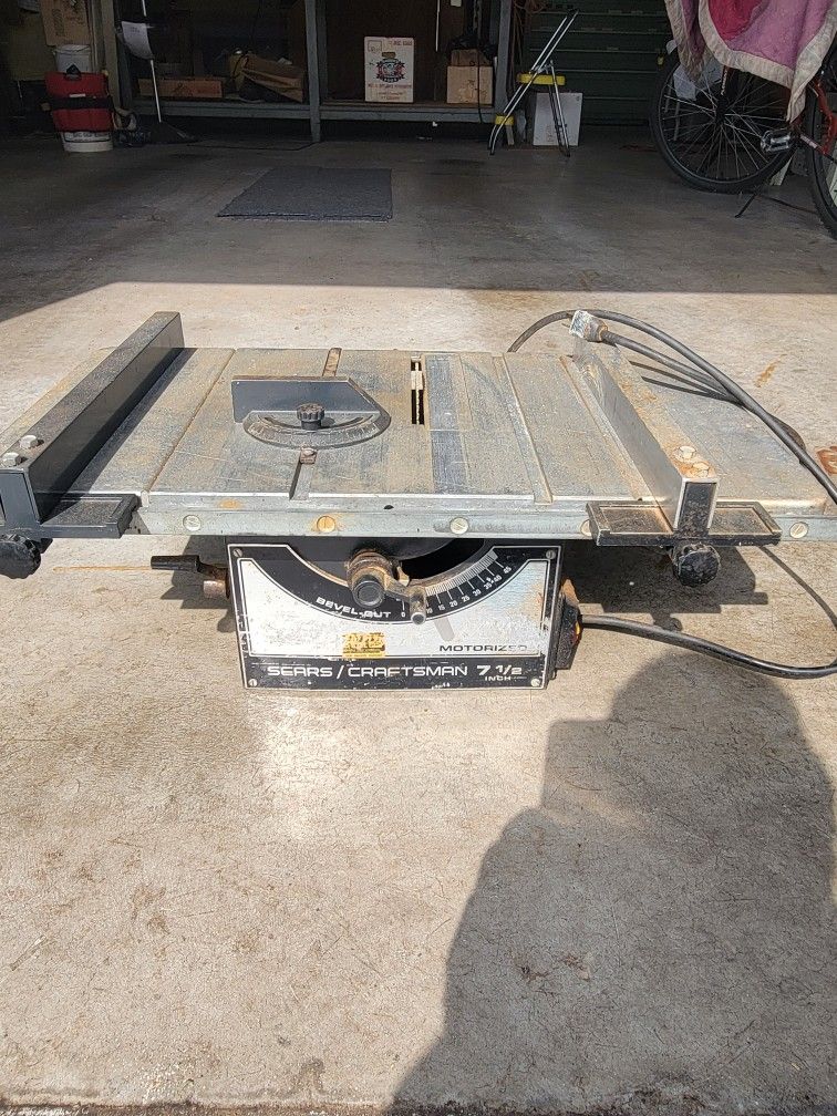 7 1/2" Sears/Craftsman Table Saw with 2 Guide Fences. Great for Hobbyist making trinkets to sell.