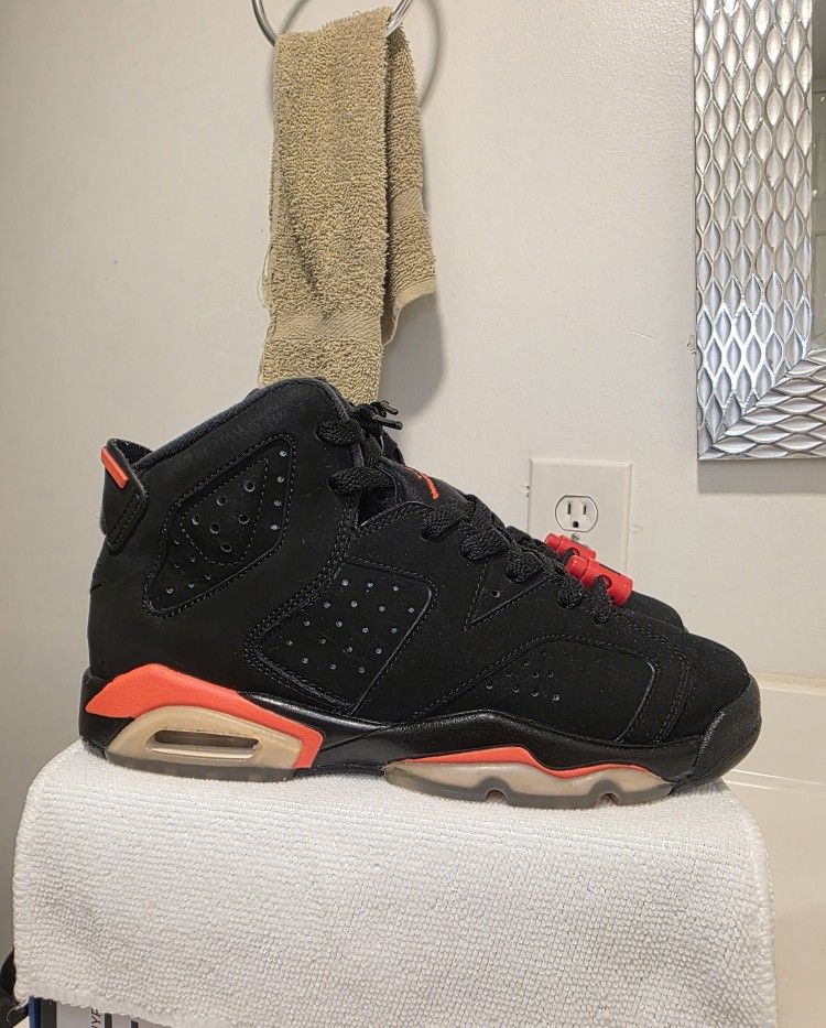 Jordan 6 black infared size 5.5y/ size 7 Womens