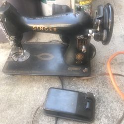 Antiques. Singer. Sewing.  Machine.   With. Working.  Pedal