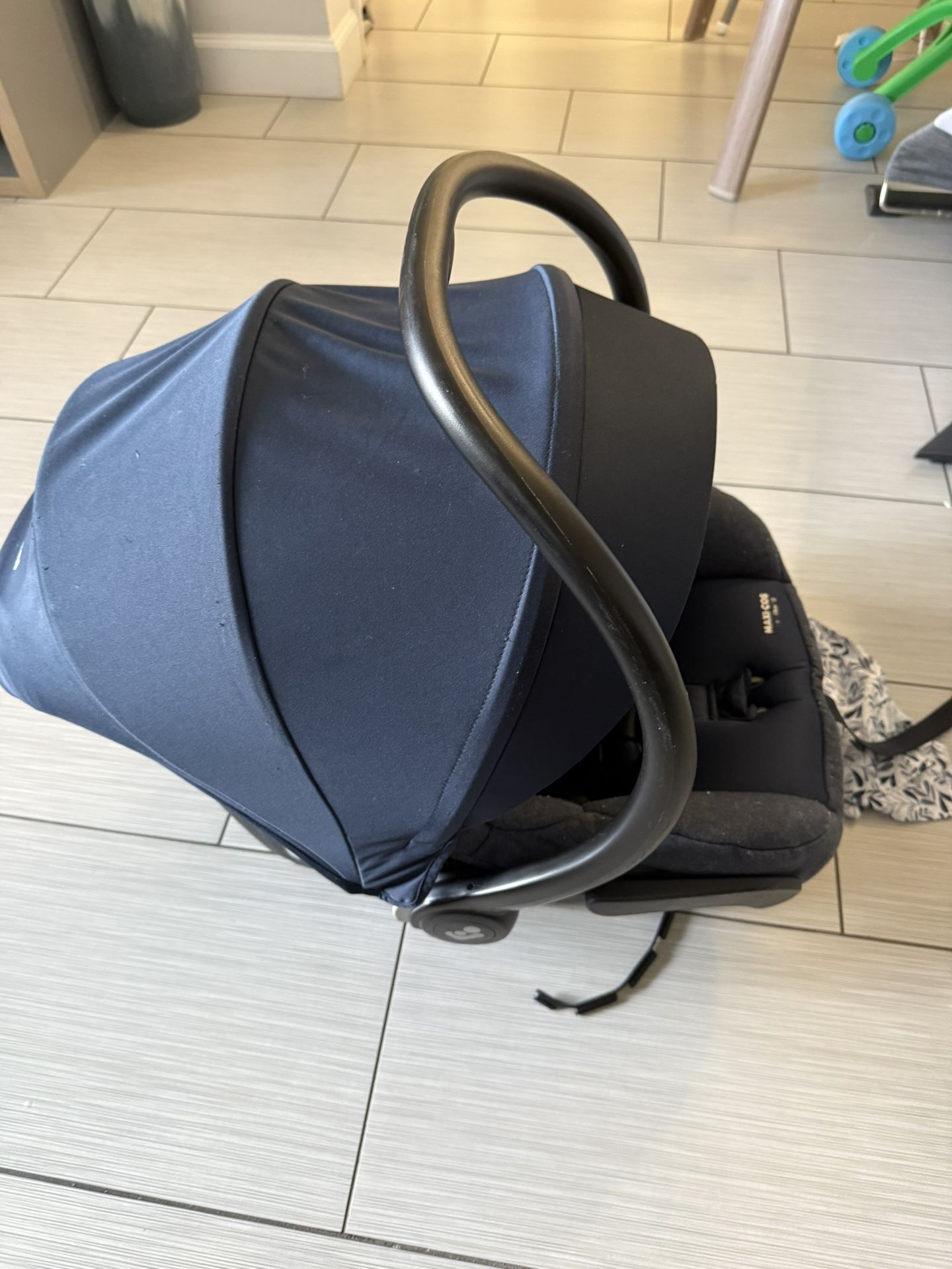 Maxicosi Mico Max Carseat and Carrier/ Car Seat Base