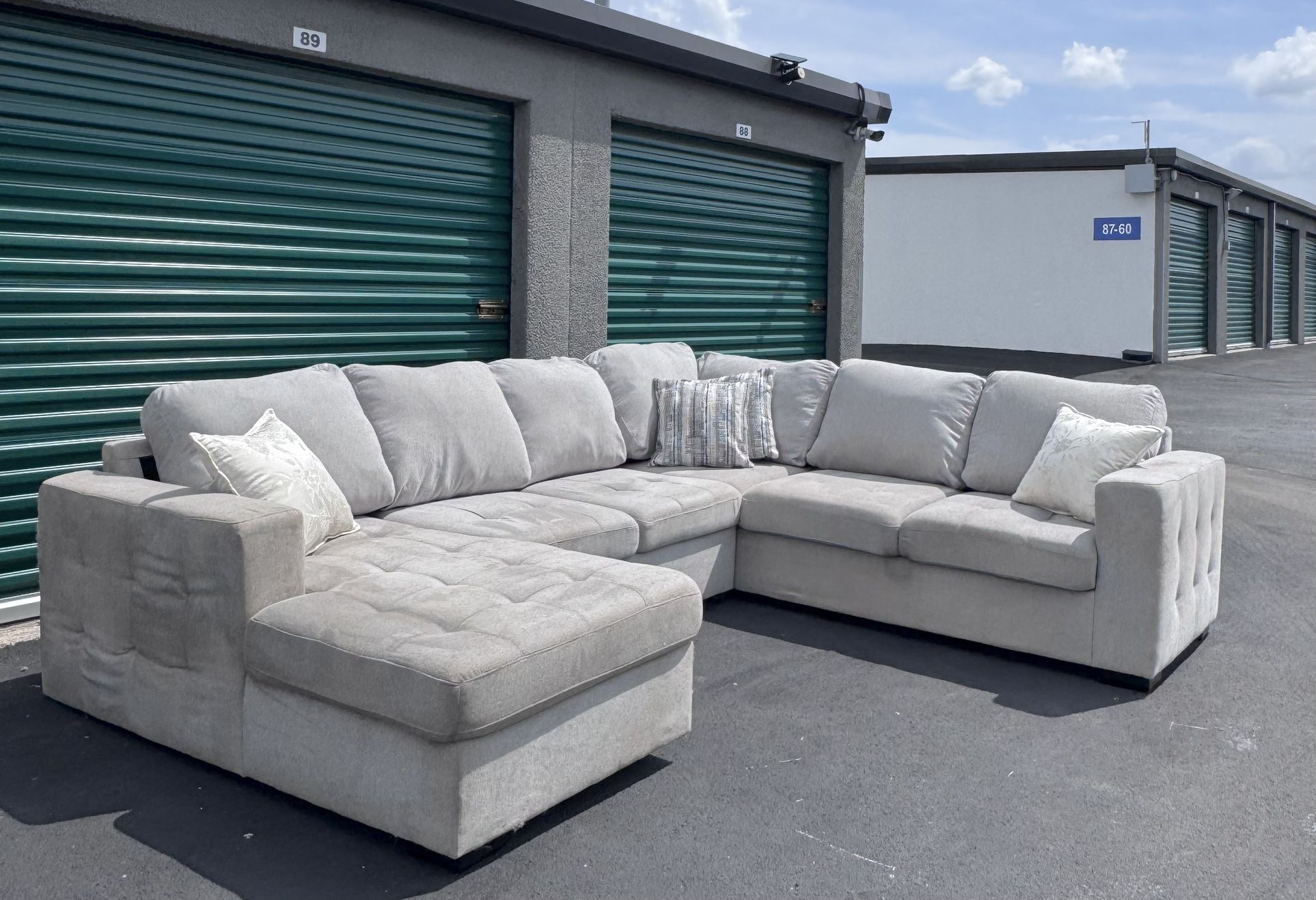Light Gray Sectional w/ Pullout Ottoman