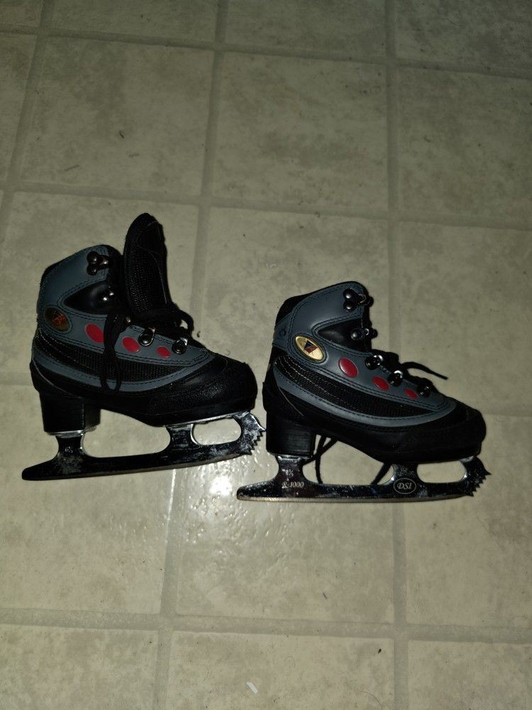 selling a pair of kids y9 riedell ice skates 3 size in kids