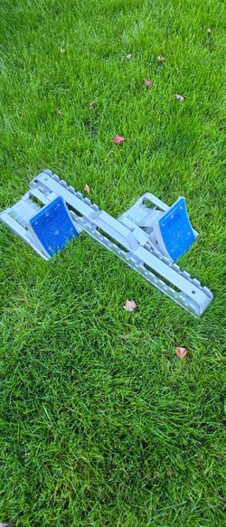 Newton track starting blocks