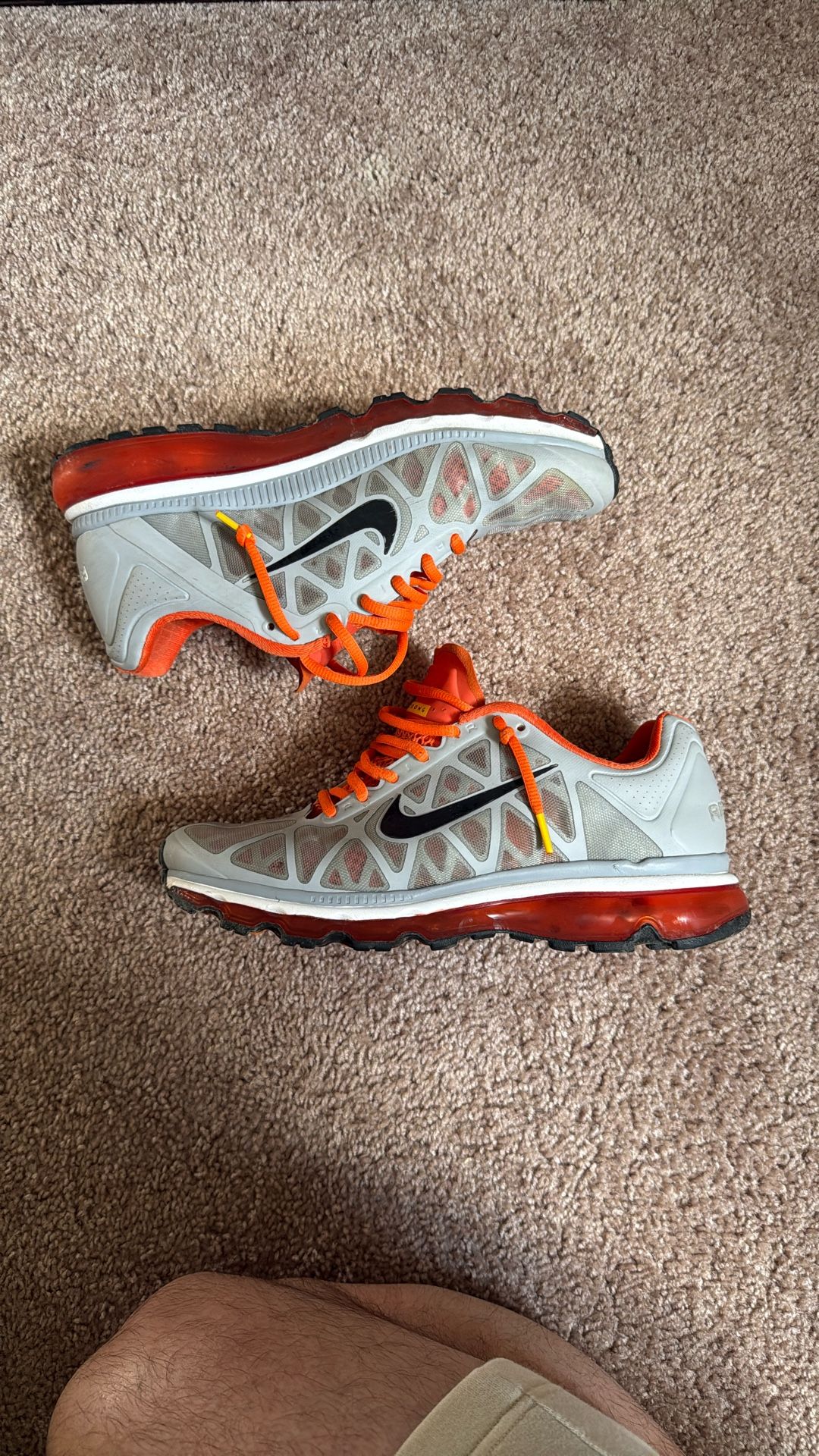 Nike Men’s Air Max + 2009 Livestrong Size 9