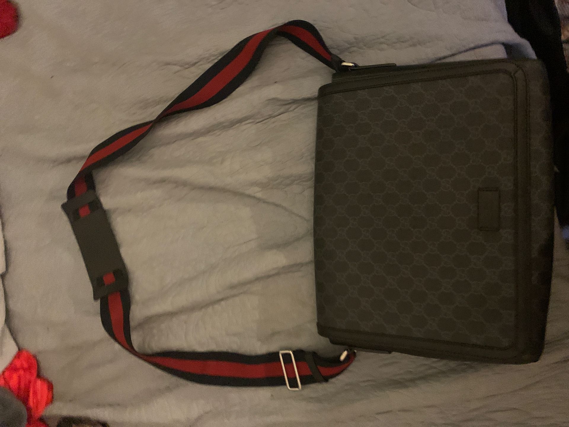 Authentic Gucci Messenger bag GG Supreme (w/ serial number)