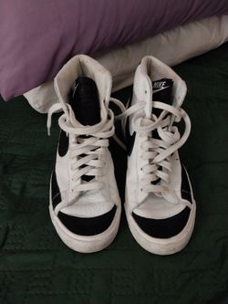Men's Nike Hi Top With Black Nike On The Side Size 7.5 40 Dollars 