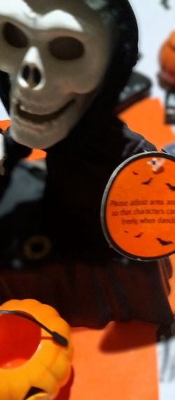 Double Skeletons eyes light Up and Dance Hands