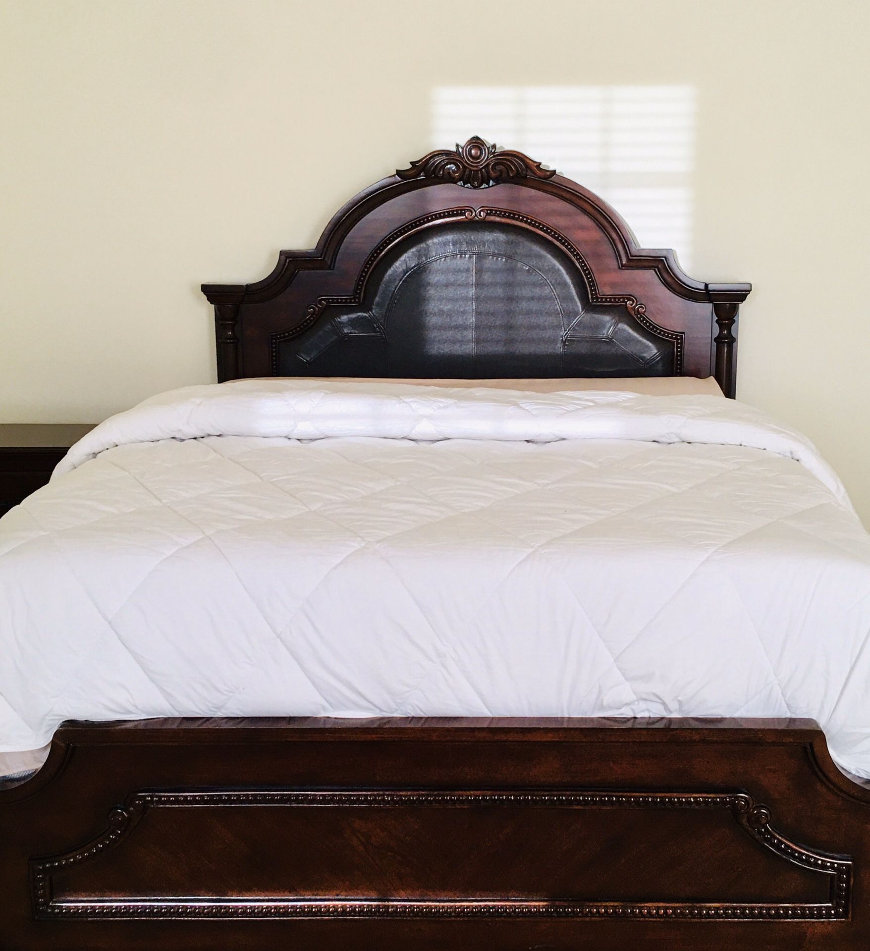 beautiful queen bed room set for sale
