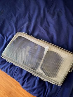 190e mercedes Benz passenger side headlight lens