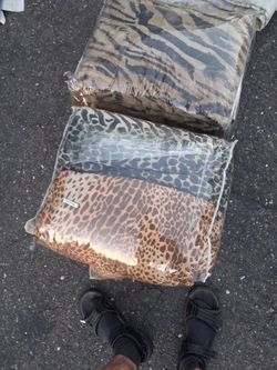 3 lepard print bed comforters bed spread bed in a bag.