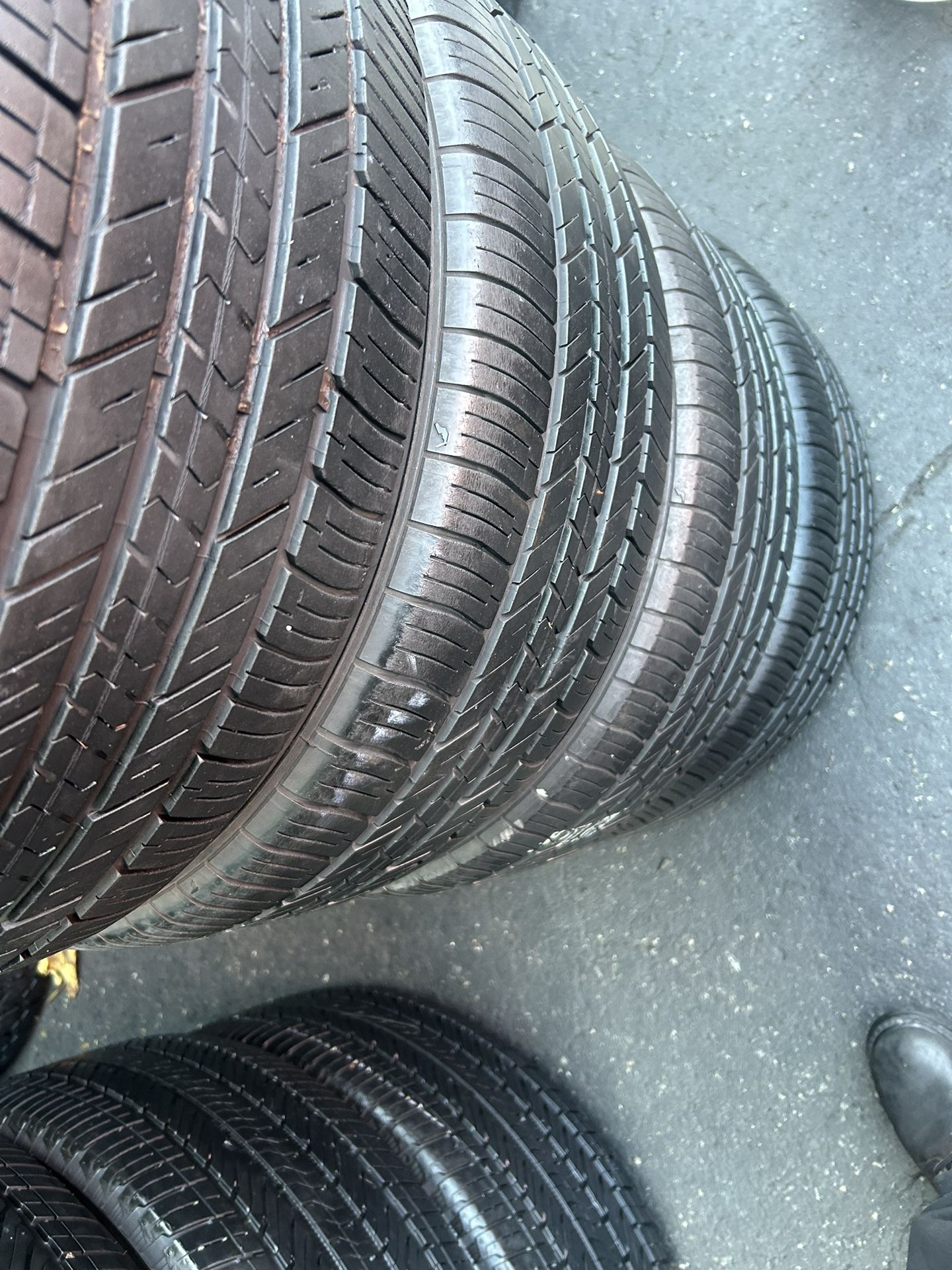 Tengo un set de llantas en muy buenas condiciones marca Goodyear EAGLE LS2 235 45 R18 instalado y balanceó por el mismo precio 