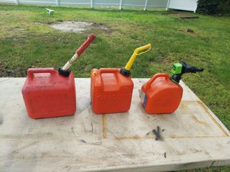 3 plastic gas cans. Everything you see $10.