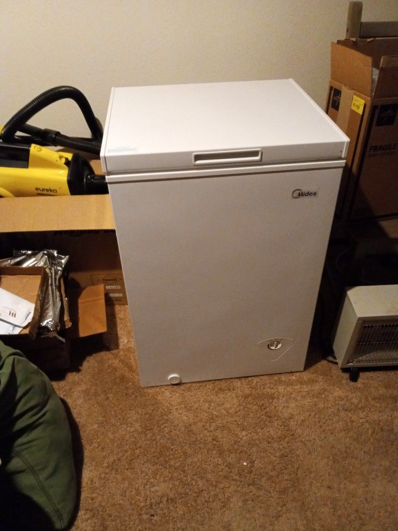 Mide a 3.5 Cubic Feet Chest Freezer