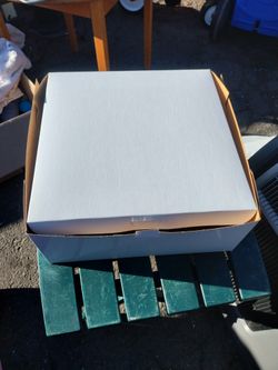 Cajas Para Pastel 12 X 12 Pulgadas  Cuadradas  Tengo Un Paquete Nuevo  Solo Use 2 Cajas 