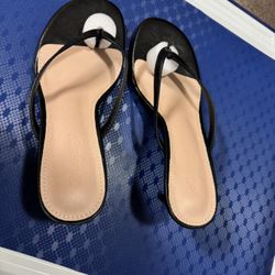 WOMEN's SIZE 7.5. KITTEN HEEL. FLIP FLOP SUMMER BEACH SHOES. NEW